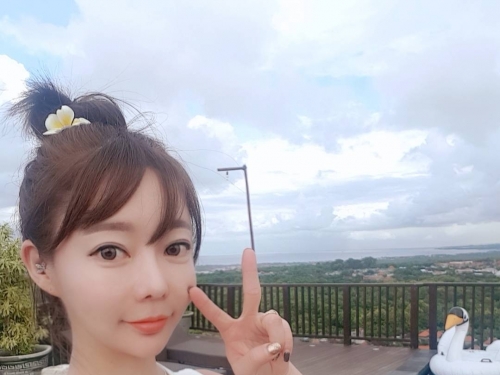 正妹深Ｖ低領「雙乳撞擊」力道超兇猛！養眼視角畫面超立體，讓人越看越上火