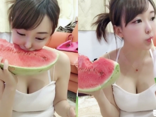看正妹吃94爽！背心正妹「爆乳啃西瓜」，羞羞臉「豪邁吸吮聲」讓人好分心！