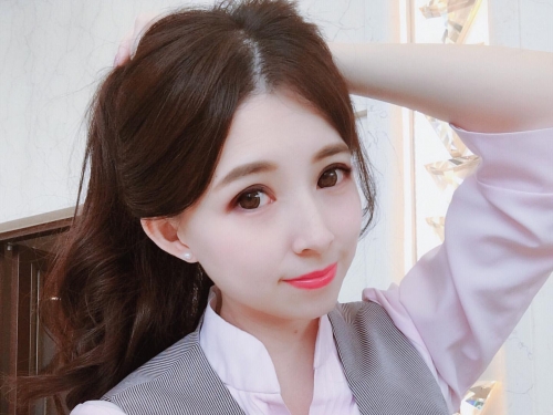 「性感小秘書」雪菁制服底下藏著好身材　老闆都無法認真辦公了！