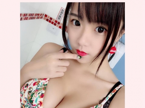 激萌「童顏巨乳妹」笑容甜到蛀牙　逆天長腿性感度100分！