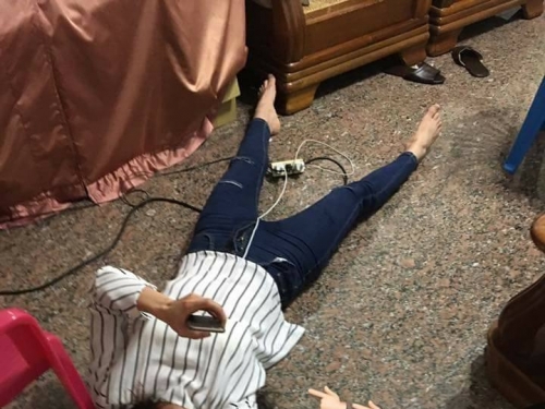 吃薑母鴨也會醉！超正ㄎㄧㄤ妹酒後想洗澡遭姊姊「錄影出賣」 網友跪求：缺妹夫嗎？