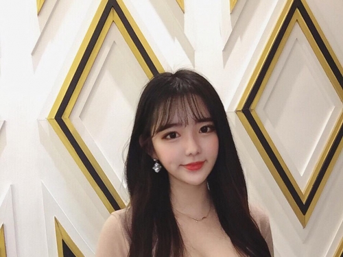 高中妹解放！深V端出「飽滿雪乳」宣告登大人！畫面塞滿我的雙眼被餵飽啦