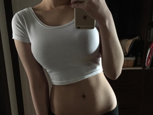 「短髮+巨乳」超強組合！正妹飽滿乳量「塞好塞滿」，比基尼整顆都快掉出來了！