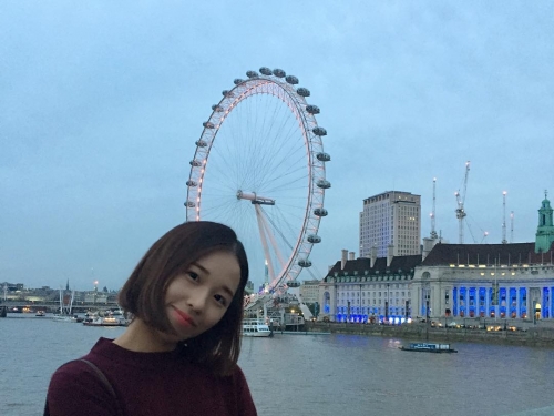 讓人秒戀愛！「清新妹子」旅遊世界各地 　用「白嫩長腿」攻占各大景點！