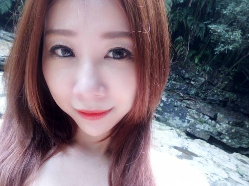 烏克麗麗音樂家「爆乳彈奏」　超大份量的白嫩美乳快把樂器壓扁了！