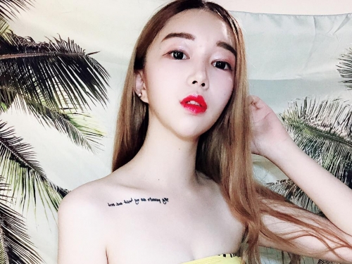 火辣大尺Model「Olivia 林沂」側乳大方放送　性感腰窩讓人把持不住！