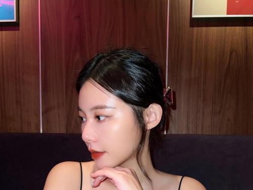 早上起床就有夠香！「雪乳正妹」裸身只用被子遮點，超強畫面讓人也跟著起床