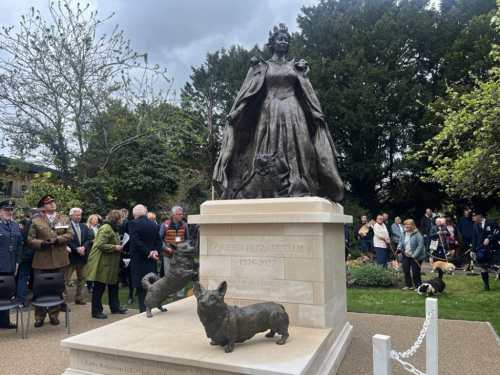 【Daily Podcast】英國女王首座紀念雕像揭幕，3隻柯基犬成亮點