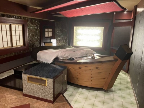 他省錢入住大阪愛情賓館驚見「大船」 全網壞笑︰浪起來！