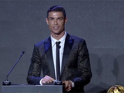 C羅獲環球最佳足球員 IG擁1.5億追隨創紀錄