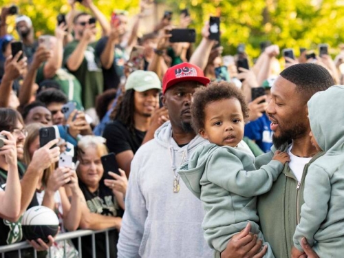 NBA》苦等三小時里拉德才現身 ! 公鹿球迷錯愕