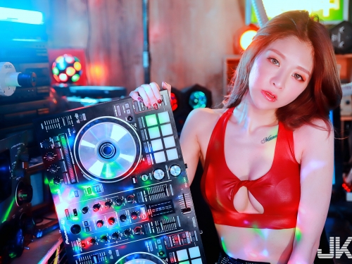 性感女DJ HIME「惹火打碟」美乳放送中，「火辣蜜桃臀」開腿玩光劍畫面太刺激！
