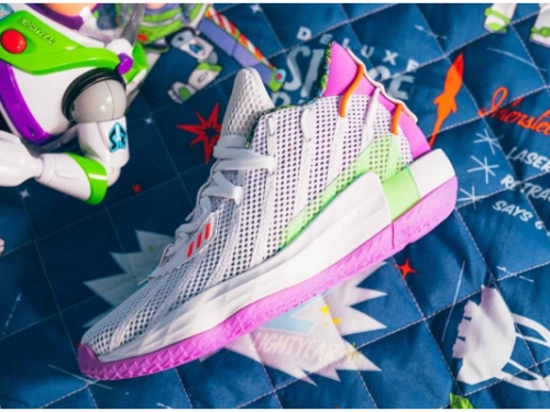 寫上安弟的名字！adidas 歡慶《玩具總動員》25 週年、聯手推出「巴斯、胡迪」鞋履！