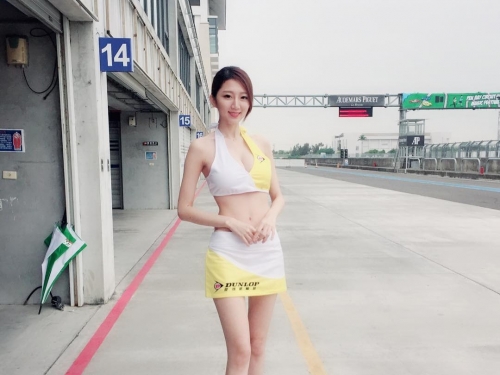 龍蝦也瘋狂的狂野車頭燈！「爆乳正妹」還外掛修長美腿，賽車場上最性感焦點！