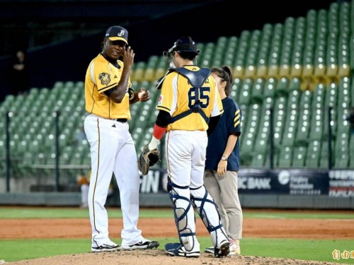 中職》本季首勝終於開張！ 德保拉笑說再請咖啡沒問題