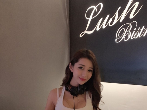 甜心DJ女神「Ivy」美乳跟著音樂跳動　雙球拍打節奏讓人搖到頭暈