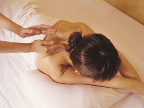 推拿師要她脫掉內褲跪趴 回頭驚見被偷拍私處