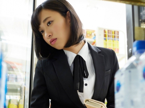 獨自在網咖睡覺的女人很好上？國寶級美臀「倉持由香」網咖脫衣耍壞！