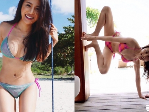 這是哪一招！「陽光比基尼妹」原來筋超開，沙灘曬乳還要邊爬牆！