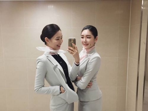 制服萬歲！現役空姐「顏值破表」服務周到！緊身窄裙顯現屁股線條