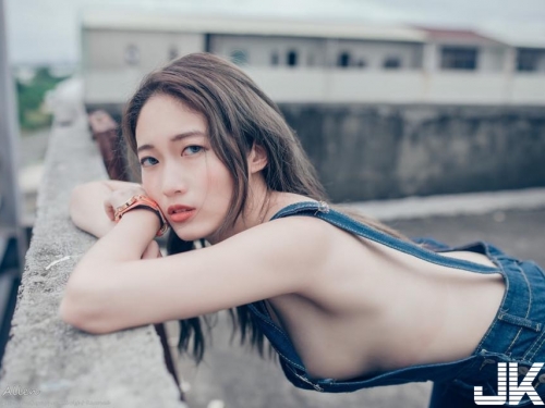爆乳黑肉妹「Kuma爹地」吊帶褲上空　側翼大失守「圓潤雪乳」滑出來見客啦