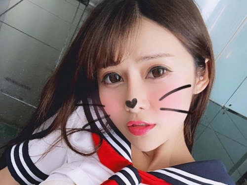 學長，不要！緊身制服下蹦出「Ｅ奶」好身材，學妹不科學三圍讓學長想衝動了！