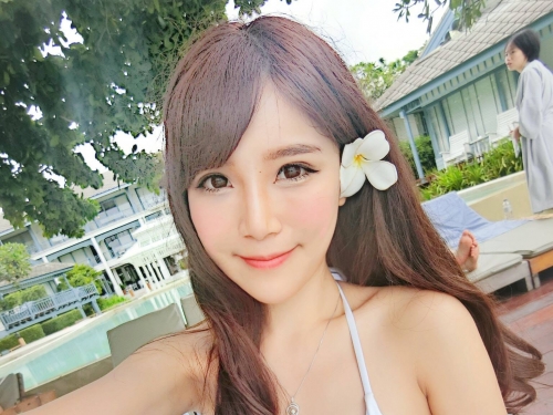 超犯規「巨乳高中生」凱蒂Kitty，制服包不住「32F美胸弧度」，前凸後翹太迷人！