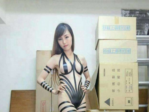 正妹犧牲色相全裸為「新裝」犧牲！創意無極限、時尚讓人搞不懂