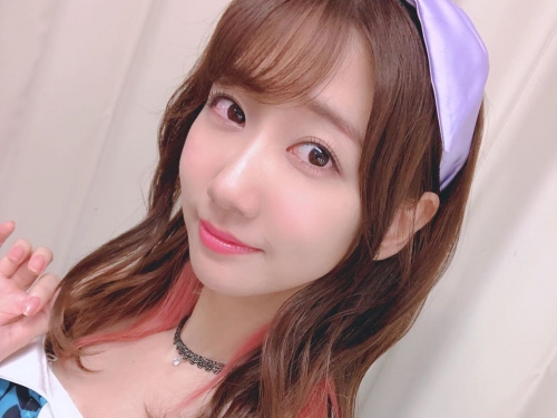 色氣女孩最可愛！AKB48柏木由紀「靠窗脫衣大解放」飽滿雪乳滑出來　拍攝角度超邪惡　