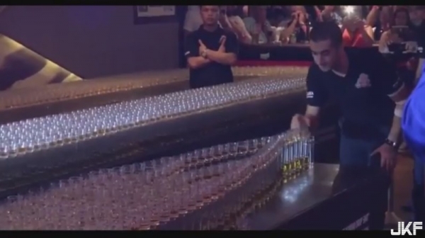 6000杯威士忌挑戰「酒杯骨牌」 杜拜刷世界紀錄