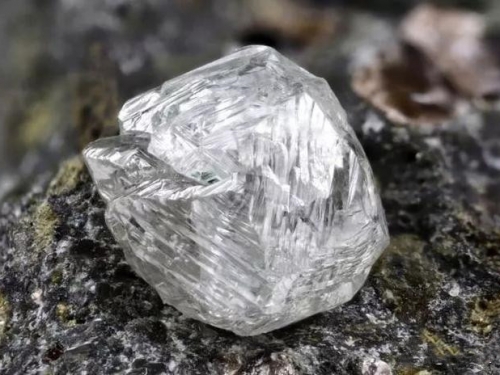 顏色發綠！科學家發現南非特殊鑽石，內含物質前所未見