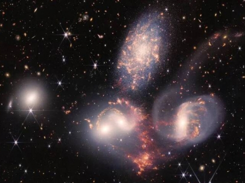 宇宙版音爆！時速320萬公里星系互撞 天文學家驚呆