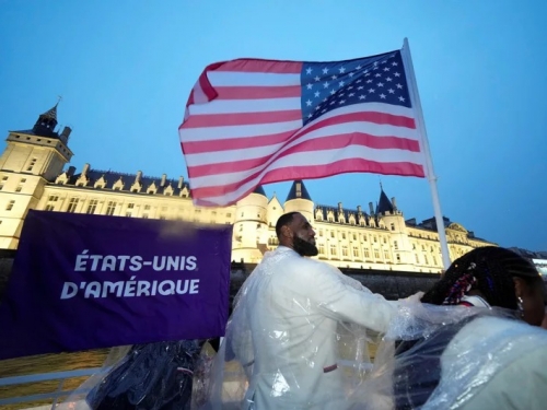 奧運籃球》雨勢過大得穿雨衣 不掩詹姆斯白色西裝霸氣揮旗光芒