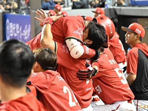 中職》新人年起連10季雙位數全壘打！朱育賢開心在林智勝面前寫紀錄