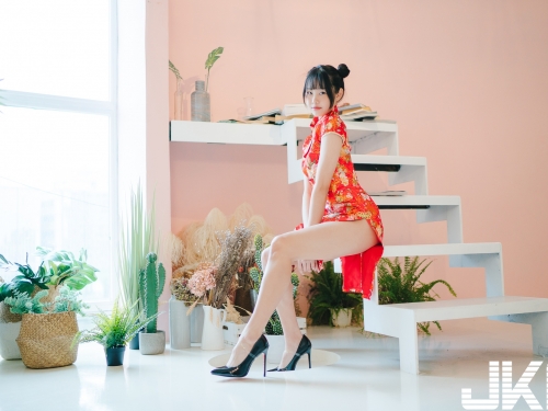 不能再高！　童顏美胸「Domo林忻」極致高衩旗袍挑戰新型態古典美！