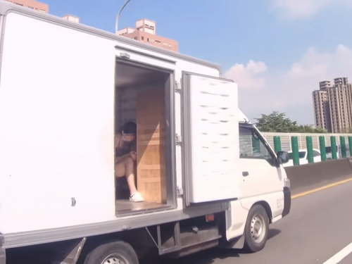 重機騎士高架上見「短裙妹藏貨車」 網驚：押去柬埔寨？