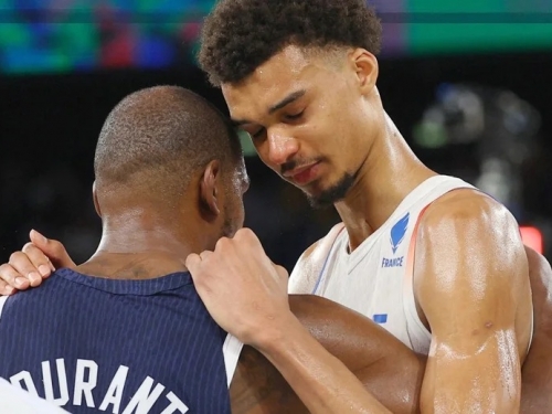 奧運男籃》世代交替！溫班亞瑪同框詹皇熱身、賽後擁抱KD照片流出