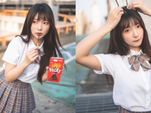 療癒！「清新學生妹」淘氣玩Pocky，陽光笑顏下的「性感曲線」超會藏！