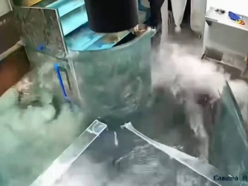 餐廳巨大魚缸突爆開！網笑：新鮮的食材會自己游過來......