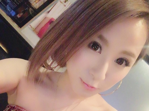 火辣「酒店公關」私下是賢妻良母！只穿「裸體圍裙」讓飽滿圓乳透氣！