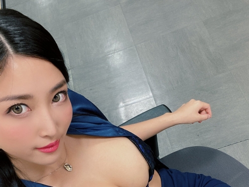 睽違一年後⋯水川スミレ重返片場對決大隻的！