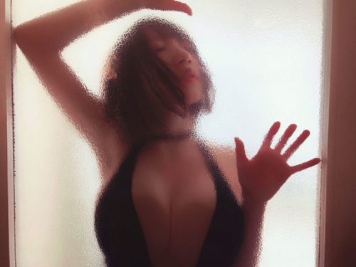 巨乳小惡魔清水あいり使出絕招「奶壓玻璃」　不是強化可能撐不住...
