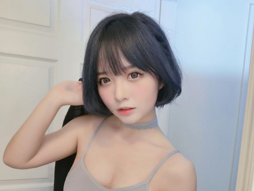 激萌童顏巨乳妹Borusushi細肩帶展現「波濤胸湧」的火辣身材