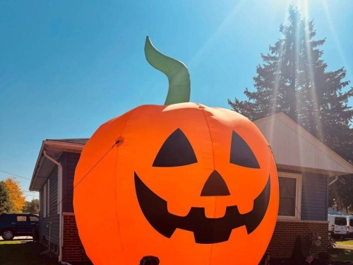 笑翻！美國充氣南瓜「大逃亡」 警 方「壓制」帶回