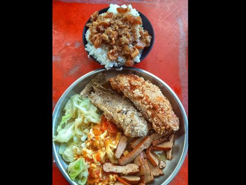 佛心自助餐！ 海陸雙拼加3樣菜只收50元 網︰老闆來拯救地球