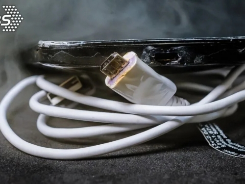 手機充電爆炸「點燃棉被」！床頭秒竄火球 夫妻遭灼爛休克