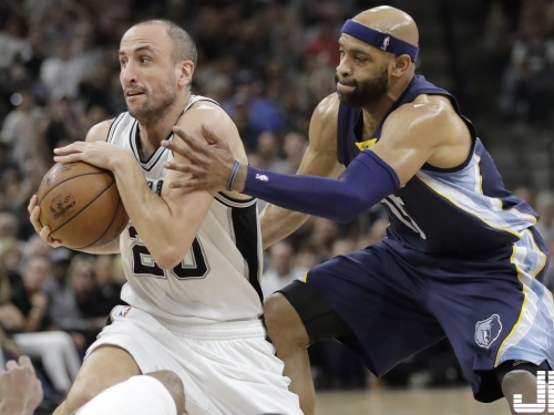 瞧不起老人?卡特、吉諾比利加起來快80歲 趴在地上搶球玩真的