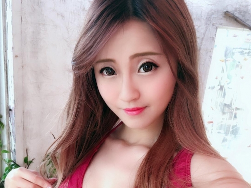 甜妞小手捧雙峰！無辜大眼「佳佳兒Mimi」輕鬆大現Q彈深厚事業線！