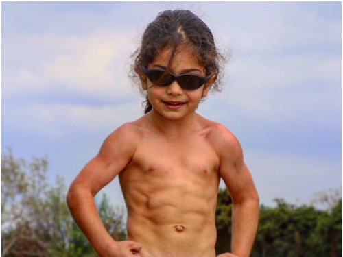 最狂的 6 歲男童！伊朗足球神童大秀「超驚人冰塊肌」　踢球技巧獲「球神」梅西讚賞！