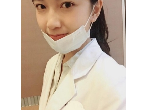 掛號櫃檯又爆炸了啦！一張照片讓你想受傷「甜美物理治療師」讓網友五十肩發作